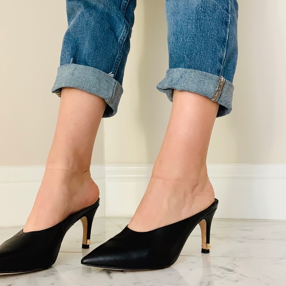 CHIC BLACK POINTED-TOE MULE